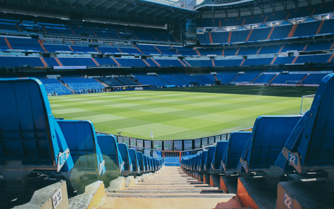 Inquadratura del campo da calcio dall'alto degli spalti.