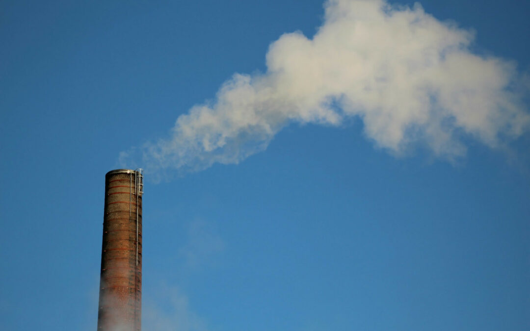 Un tubo da fabbrica denso di fumo.