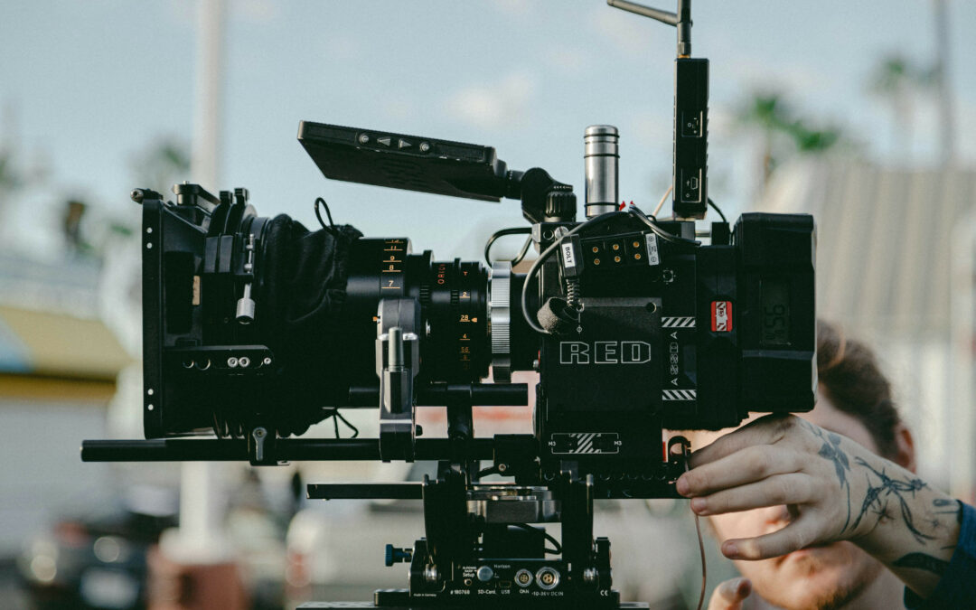 Un uomo che utilizza un cinepresa professionale.